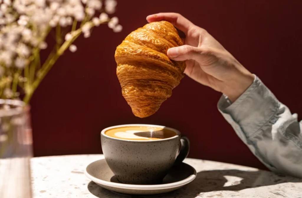 Is It An Etiquette Mistake To Dip Your Croissant In Coffee?