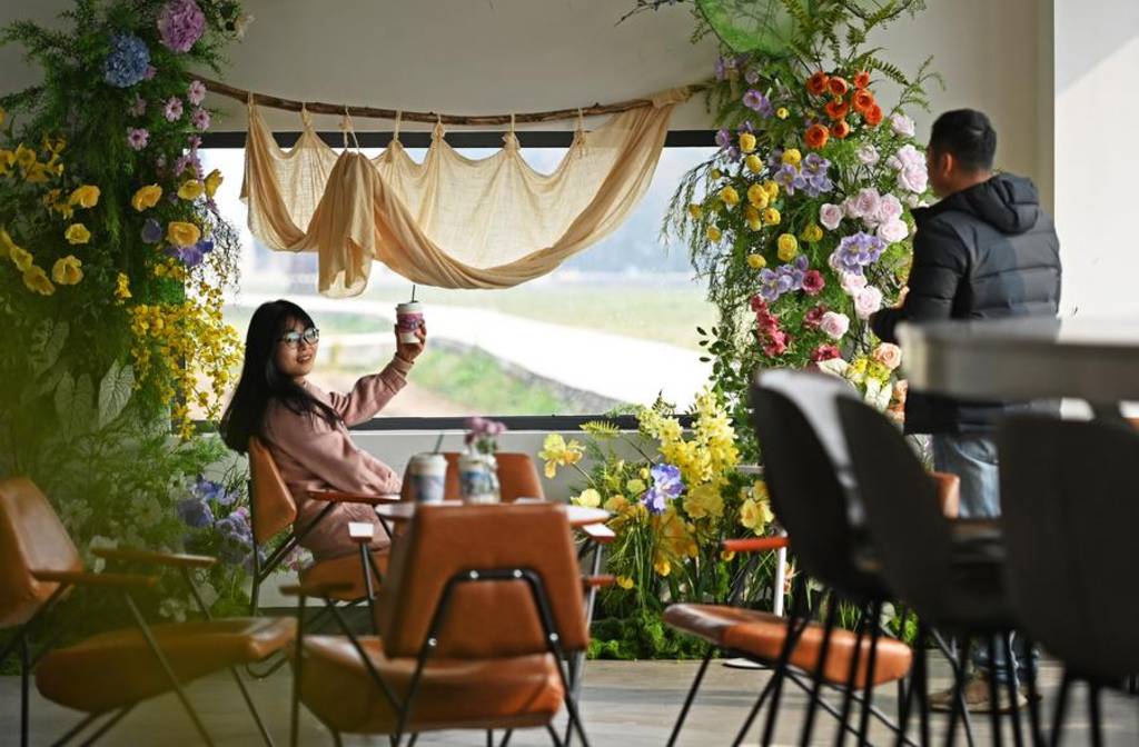Coffee craze hits China's smaller cities via budget-friendly brews