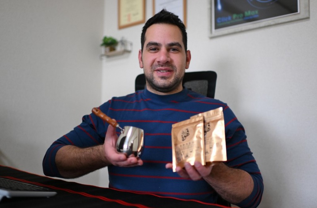 Syria-born Osaka man runs online Arabic coffee shop that helps homeland's post-war recovery